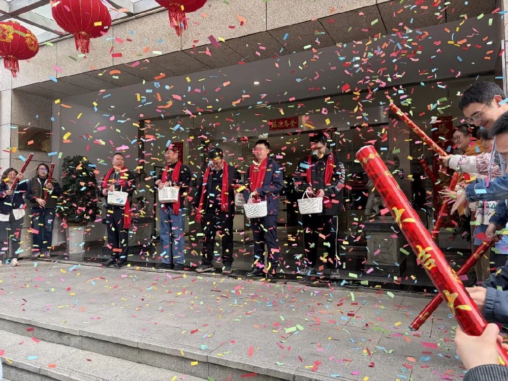 策馬揚鞭啟新程，巳巳如意開門紅